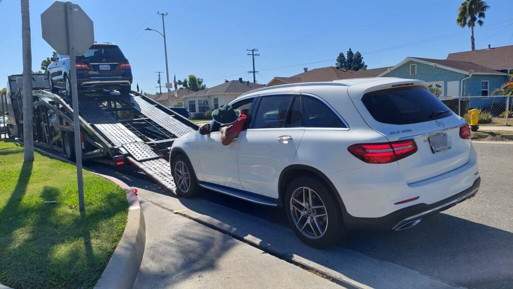 针对刘先生爱车奔驰GLC300，Ship2China集团旗下的168 Car Shipping美国运车服务专办汽车跨洲托运，经验丰富、口碑极佳，以洛杉矶运车到纽约约2700英里为例，平均运费价格约1,300–2,000美元；若是洛杉矶运车到西雅图则在700–1100美元之间，季节、路线与油价都会影响汽车托运报价，冬季尤其略贵，168 Car Shipping在全美拥有稳定运车网路，能提供便捷、安全的门到门东西海岸车辆托运方案。
