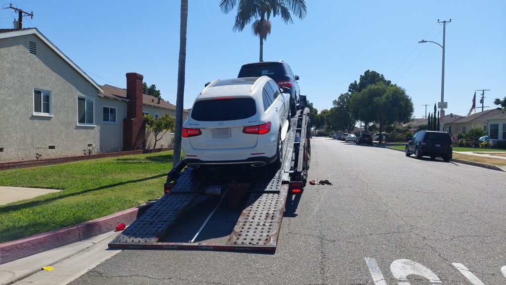 美国汽车托运价格多少钱呢？168 car shipping公司提供详细计算方法，美国运车价格计算方式跟距离、车款、油价、景气、季节、地点、时间等有关，其中影响汽车长途托运价格最重要的因素是距离，根据过去十年汽车托运价格统计数字，通常1英里托运费用介于0.5-1.5美金之间，运输距离越远价钱越便宜，例如从美国西岸洛杉矶运车到美国东岸纽约距离约2700英里，托运费用大约是美金$1300-2000左右，从洛杉矶运车到西雅图距离1000英里，托运价格约美金700-1100，季节也影响运费，例如冬季要从美国东岸运车到其他地区的价格比平常时间高约10-30%，主要原因就是冬季积雪道路难行，托运卡车的成本例如司机薪资及保险费用都比较高，地点也造成运费差异，特别是比较乡下地区，距离主要道路及大城市都较远地区，汽车拖运费用比较高一些，例如从三藩市（旧金山）运车到德州休士顿，一般时间运费约700-1100元，想知道更多美国汽车托运价格计算方式请参阅168 car shipping网站或谘询168 car shipping公司，168 car shipping是一家华人经营运车公司，服务佳价格合理评价优良，许多网友推荐的美国运车公司。