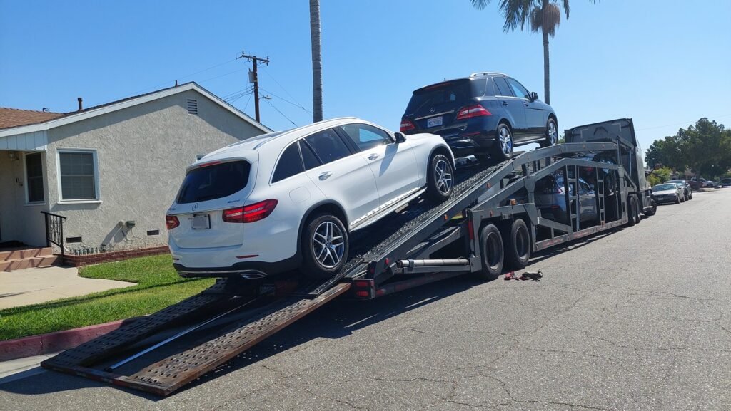 美国汽车托运价格多少钱呢？168 car shipping公司提供详细计算方法，美国运车价格计算方式跟距离、车款、油价、景气、季节、地点、时间等有关，其中影响汽车长途托运价格最重要的因素是距离，根据过去十年汽车托运价格统计数字，通常1英里托运费用介于0.5-1.5美金之间，运输距离越远价钱越便宜，例如从美国西岸洛杉矶运车到美国东岸纽约距离约2700英里，托运费用大约是美金$1300-2000左右，从洛杉矶运车到西雅图距离1000英里，托运价格约美金700-1100，季节也影响运费，例如冬季要从美国东岸运车到其他地区的价格比平常时间高约10-30%，主要原因就是冬季积雪道路难行，托运卡车的成本例如司机薪资及保险费用都比较高，地点也造成运费差异，特别是比较乡下地区，距离主要道路及大城市都较远地区，汽车拖运费用比较高一些，例如从三藩市（旧金山）运车到德州休士顿，一般时间运费约700-1100元，想知道更多美国汽车托运价格计算方式请参阅168 car shipping网站或谘询168 car shipping公司，168 car shipping是一家华人经营运车公司，服务佳价格合理评价优良，许多网友推荐的美国运车公司。