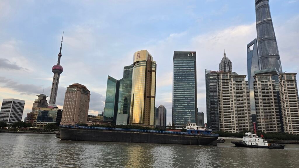 从美国洛杉矶海运搬家回国攻略-图片是中国上海近几年繁荣发展现况，越来越多华人考虑从美国海运寄送大件行李到中国，Ship2China国际搬家公司服务包含美国寄大件行李回国及海运家具行李托运回国服务