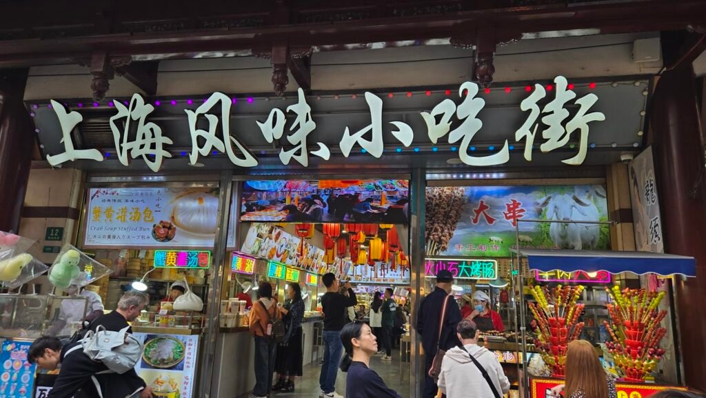一晃眼过了30年，儿女长大成人各自在西雅图与纽约工作，夫妻俩也在前几年退休了，经过许多次回中国各地旅居后，刘先生深感祖国各项基础建设发展惊人、生活方便且物价便宜治安良好，逐渐萌生出告老还乡落叶归根的念头，三十年光阴弹指一挥间，要从熟悉的美国生活抽离，跨海搬家回国重新扎根故乡，并非易事，但正如刘先生所说：“是时候回老家了，老家还有许多亲戚朋友；少小离家老大回，乡音无改鬓毛衰，儿童相见不相识，笑问客从何处来；唐代诗人贺知章这首回乡偶书道尽了刘先生海运回国内心最深处的感触。