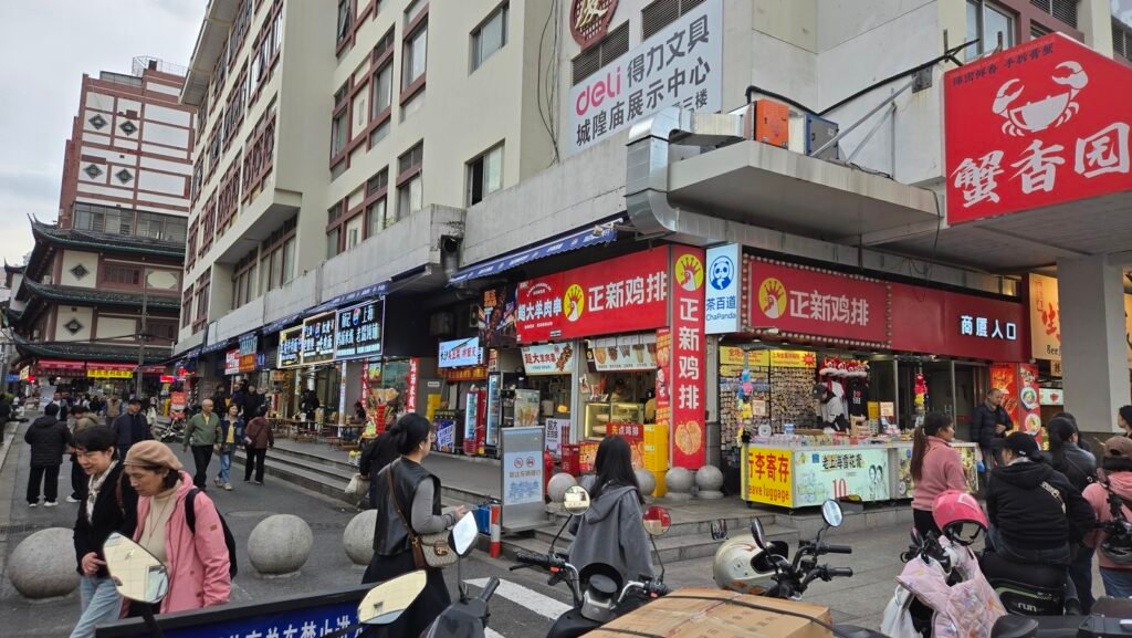 决定海运搬家回国后，刘先生在上海嘉定区购入一套三房新居，虽然房子不大，但生活机能完善，楼下吃的喝的用的都有，价格还非常便宜，失活所需的许多东西都是美国半价或更低，住家离虹桥机场和高铁站都很近，非常适合退休生活，另外问题也随之而来：洛杉矶Arcadia那座宽敞的洋房塞满了三十年积累的家具与回忆，上海新家却空间有限，哪些家具要寄回国？哪些要舍弃？每一件物品都有情感牵绊，取舍之难超乎想象。