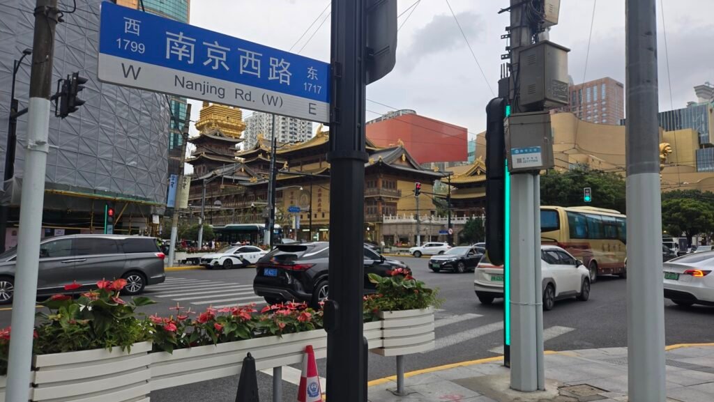 从美国洛杉矶海运搬家回国攻略-图片是中国上海热门旅游景点静安寺，静安寺是许多从国外移民回国人士最喜欢的打卡景点之一，刘先生海运回国后第一站也是到访静安寺，重温当年小时候在上海长大的童年时光，上海近几年繁荣发展现况，越来越多华人考虑从美国海运寄送大件行李到中国，Ship2China国际搬家公司服务包含美国寄大件行李回国及海运家具行李托运回国服务