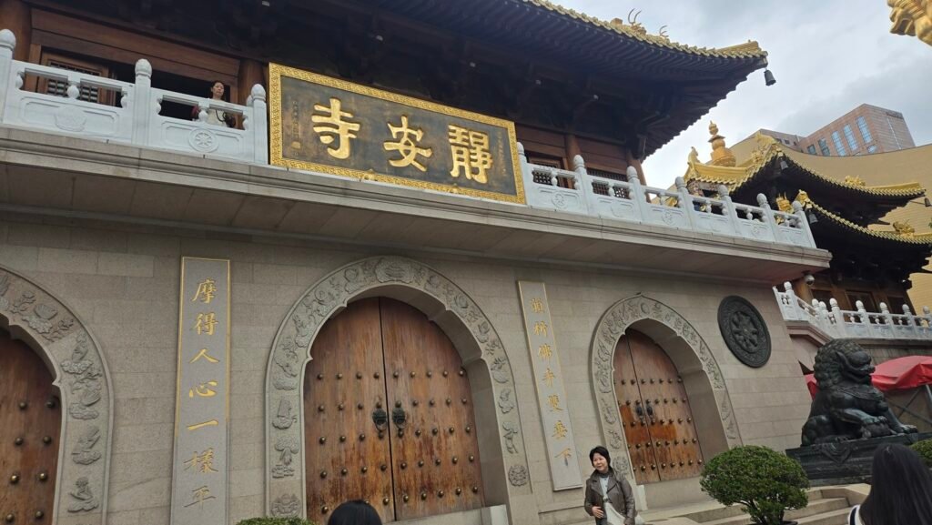 从美国洛杉矶海运搬家回国攻略-图片是中国上海热门旅游景点静安寺，静安寺是许多从国外移民回国人士最喜欢的打卡景点之一，刘先生海运回国后第一站也是到访静安寺，重温当年小时候在上海长大的童年时光，上海近几年繁荣发展现况，越来越多华人考虑从美国海运寄送大件行李到中国，Ship2China国际搬家公司服务包含美国寄大件行李回国及海运家具行李托运回国服务