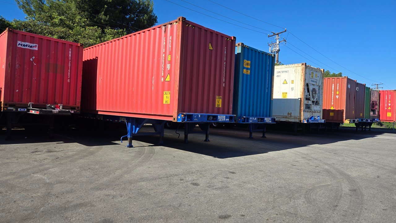 对于大件行李家具物品从加拿大海运回国价格多少钱？三房两厅或四個房间东西要跨国搬家回国费用多少？Ship2China国际搬家公司提供优惠20尺或40尺集装箱海运费用报价，从加拿大温哥华、多伦多海运集装箱回国