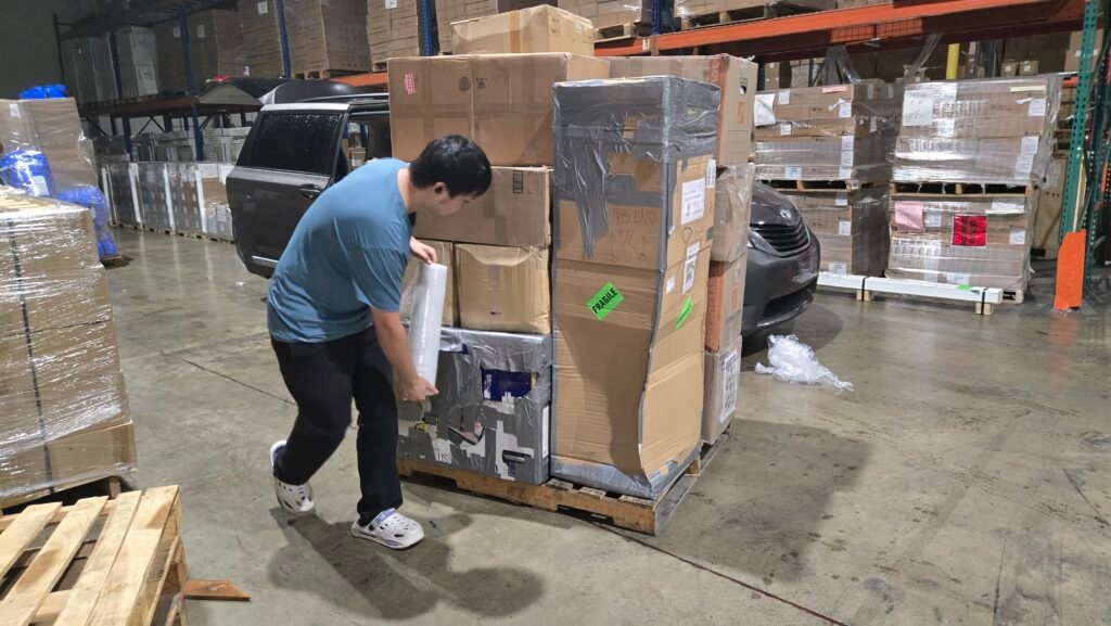如果家具行李非常多则利用集装箱海运回国价格最经济划算,东西非常少只有几個纸箱则利用空运回国费用最便宜,如果东西不多也不少,大约十几纸箱大件行李家具床垫电视钢琴等利用托盘集运方式海运回国又安全又省钱,Ship2China美国货运公司结合空运、集装箱海运、托盘集运等方式找出最经济方式搬家寄行李回国,图片是从透过托盘集运LCL海运回国价格最低只要美金$350元。