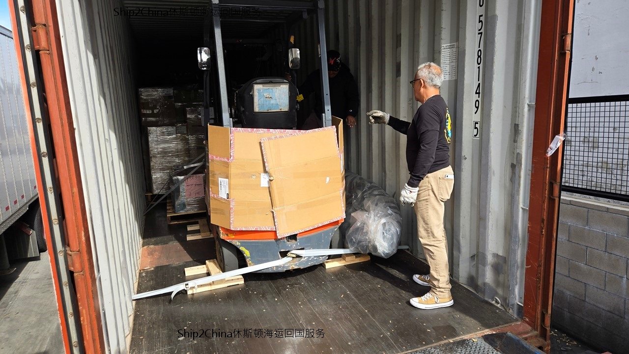 Ship2China美国货运公司以托盘方式从休斯顿海运家具回国节省运费及增加安全性，家具放置在托盘上利用叉车搬运减少碰撞风险，如果回国家具非常多则利用20尺或40尺集装箱海运价格最经济划算，家具比较少则利用空运回国时间最快速，如果家具数量较多或重量较重则利用托盘集运方式海运回国又安全又省钱，美国休斯顿到上海海运家具回国时间约6-8周也就是约1.5-2个月时间，到广州深圳海运时间约1.5-2.5个月，到天津需要1.5-2个月海运时间，Ship2China货运公司结合空运、集装箱海运、托盘拼箱集运等方式协助客户找出最快速且经济划算方式运输家具回国，图片是透过托盘拼箱运送方式从Ship2China休斯顿仓库海运家具回国，从德州休斯顿海运家具回国价格最低只要美金$400元/CBM。