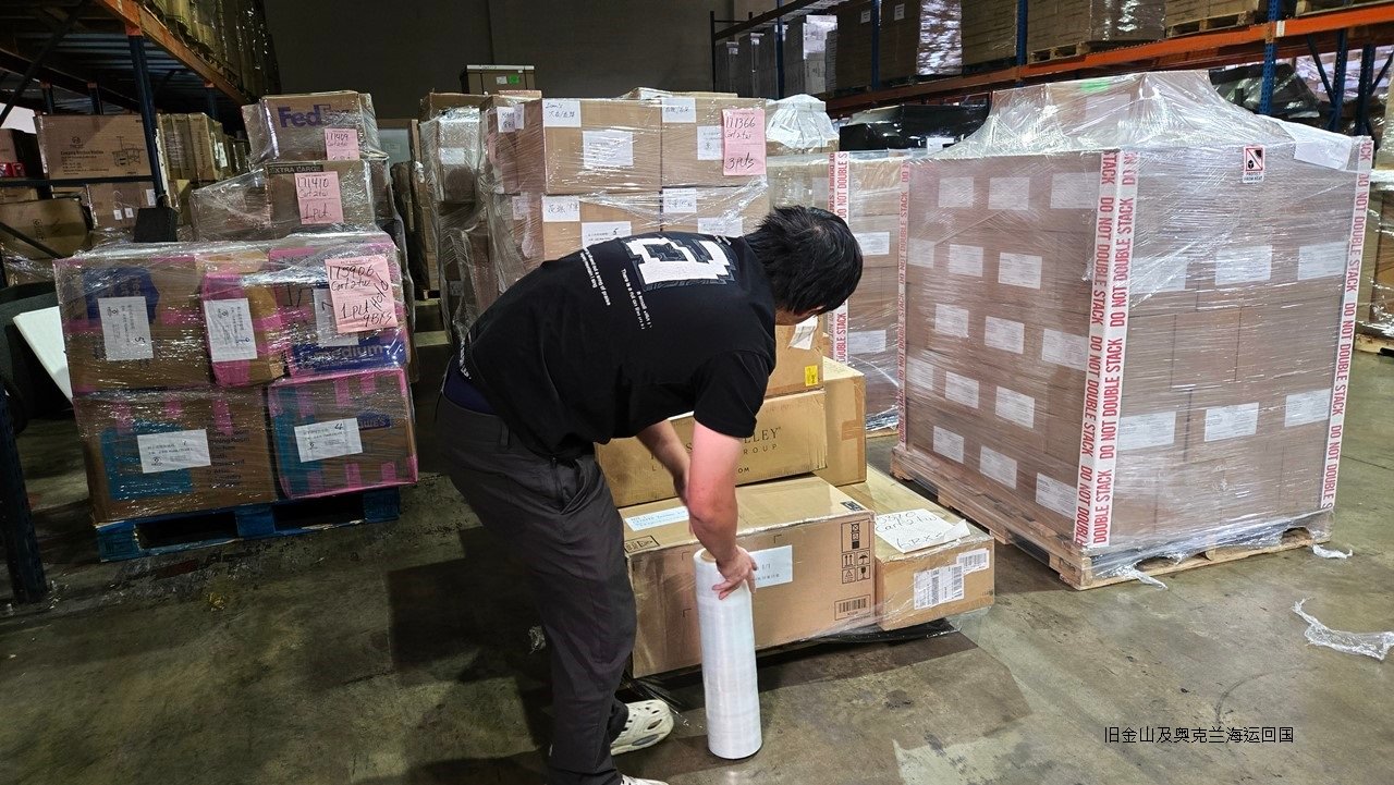 Ship2China货运公司从旧金山及奥克兰海运托盘回国兼具节省运费及增加安全性两大好处，如果回国家具行李非常多则利用集装箱海运价格最经济划算，东西非常少只有几個纸箱则利用空运回国费用最便宜，如果东西不多也不少，大约几十个纸箱大件行李小型家具床垫电视钢琴等利用托盘集运方式海运回国又安全又省钱，Ship2China美国货运公司结合空运、集装箱海运、托盘集运等方式找出最经济方式搬家寄行李回国，图片是从透过托盘从旧金山湾区奥克兰出口仓库集运LCL海运回国，奥克兰海运托盘回国价格最低只要美金$350元/CBM。