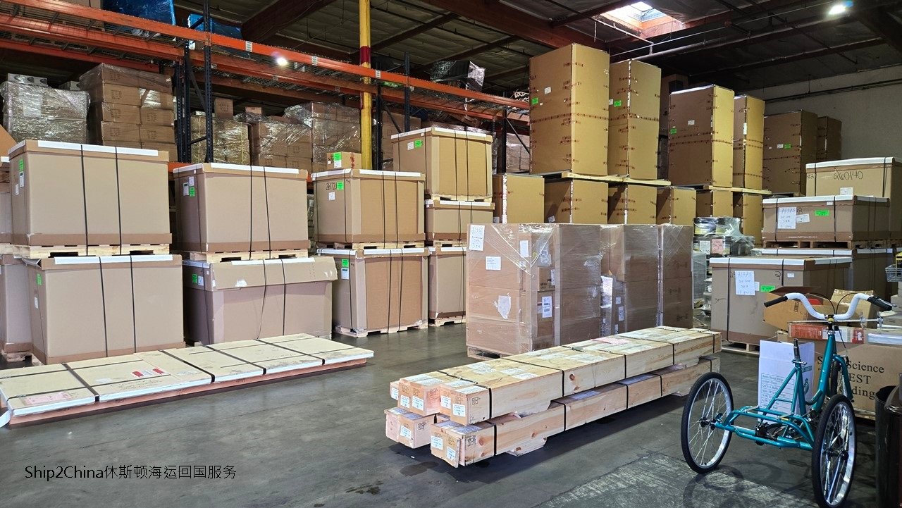 Ship2China货运公司从休斯顿海运托盘回国兼具节省运费及增加安全性两大好处，如果回国家具行李非常多则利用集装箱海运价格最经济划算，东西非常少只有几個纸箱则利用空运回国费用最便宜，如果东西不多也不少，大约几十个纸箱大件行李小型家具床垫电视钢琴等利用托盘集运拼箱方式海运回国又安全又省钱，Ship2China美国货运公司结合空运、集装箱海运、托盘拼箱集运等方式找出最经济方式搬家寄行李回国，图片是从透过托盘从休斯顿仓库集运LCL海运回国，德州休斯顿海运托盘回国价格最低只要美金$400元/CBM。