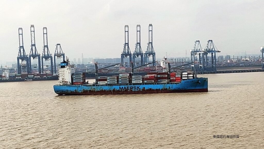 Ship2China美国货运代理公司结合空运或海运找出最便宜费用协助华侨留学生从纽约海运家具钢琴行李集装箱回国,LCL纽约海运家具回国淡季价格最低只要美金$400元/CBM,旺季海运价格$550元/CBM,纽约是美国东岸最大出口港口,运费也是最便宜,集装箱海运回国运费最低只要美金$4000元,2021年运费最高点约美金14000元,海运运费价格浮动非常大,建议客户提早预订船仓节省运费,纽约海运出口有四個港口,分别是从雷德胡克集装箱码头 (Red Hook Container Terminal)、纽约利伯蒂港 (Port Liberty New York)、纽瓦克-伊丽莎白港务码头 (Port Newark–Elizabeth Marine Terminal)或泽西港码头 (Port Jersey Marine Terminal)出口海运回国,Ship2China货运公司在纽约的出口仓库提供保税、仓儲、报关、清关、集装箱运送、装柜、拆柜服务,服务地区包含纽约地区法拉盛 (Flushing, Queens) 、布鲁克林 (Brooklyn) 、曼哈顿(Manhattan)、艾姆赫斯特 (Elmhurst, Queens)、史丹顿岛 (Staten Island)、 长岛地区 (Long Island – 纳苏郡 Nassau County)、罗彻斯特 (Rochester – Henrietta)及附近地区包含新泽西州 (New Jersey)、康州 (Connecticut) 、宾州 (Pennsylvania)等地的海运搬家寄送大件行李家具回国服务。