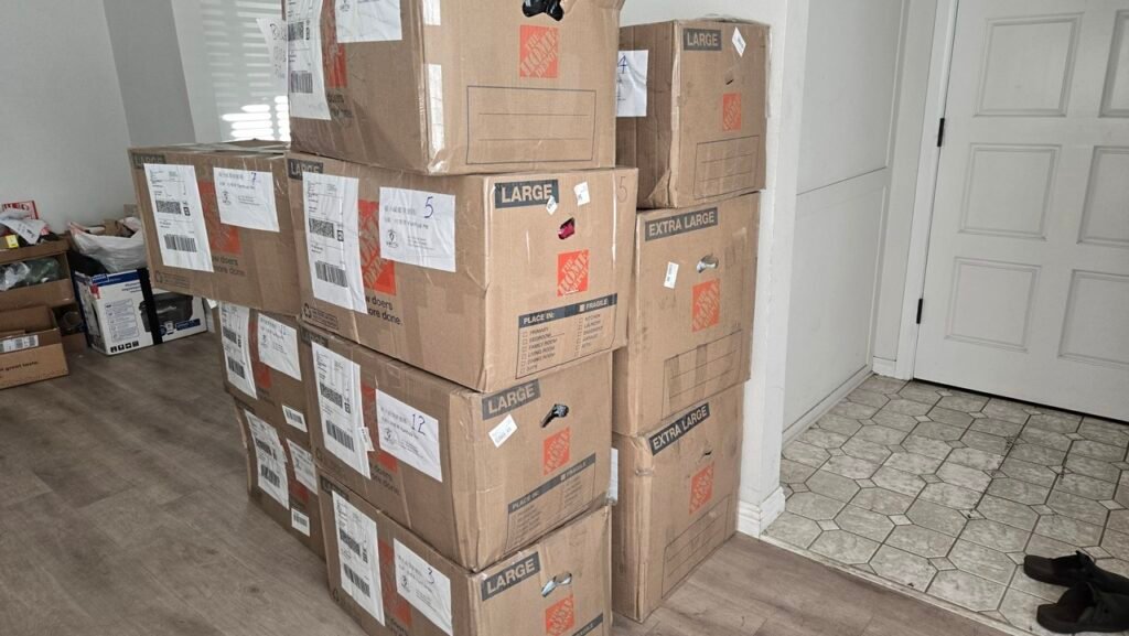 若箱数多重量高或有不规则大型物品，空运费用极高，海运成为更具性价比选择，Ship2China海运公司从美国西岸（西雅图、奥克兰、洛杉矶）、美国东岸（纽约）、美国南岸（休士顿）或加拿大东岸温哥华或加拿大东岸多伦多海运出口到中国天津、青岛、上海、宁波、厦门、深圳、广州等港口。图片中是Ship2China国际搬家公司协助李先生从美国东岸波士顿海运搬家到中国南京