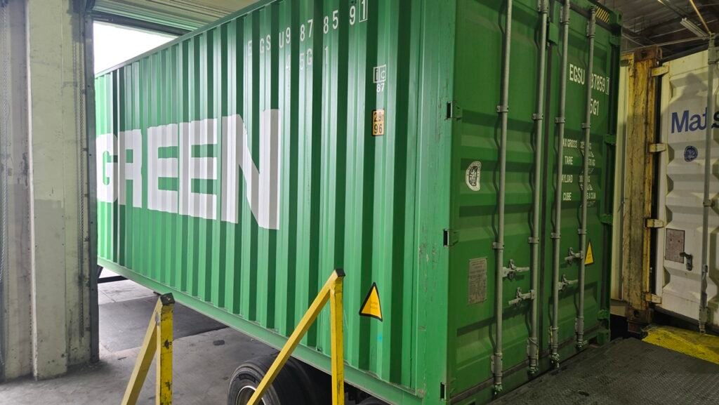 从美国洛杉矶海运集装箱回国到南京的相关费用价格,Ship2China公司给出了详细说明: - 洛杉矶海运回国价格:约$300–$450美元/立方公尺(CBM),不限重量、越重越划算、不限大小尺寸、越大越多越划算、不限包装材质、除了禁运物品之外,其余都不限制,这个海运价格涵盖洛杉矶港口到上海港或宁波港的海运费、码头拖车、吊柜装柜、还柜及海运保险,海运20尺集装箱运费约美金$3500-6000元。 - 中国端清关费用:清关报关与仓储费用实报实销,从美国海运私人物品到中国的清关程序非常复杂,一般国内的报关行都无法处理,需要找像Ship2China这样在中国有专业清关执照且有私人物品清关经验的公司处理,进口到中国的私人行李私人物品家具需要的清关文件如下:(1)旅客本人有效进出境证件,(2)本人实际进出境记录,(3)《中华人民共和国海关进出境人员行李物品申报单》,应由本人签名确认,并在通关时交由现场海关盖章及签注已使用的免税额度,(4)旅客居留证件,(5)提运单:承运分运行李的物流公司提供的各类提货凭证,如分运行李通过国际邮件方式运输,需提供邮件详情单号等必要信息及凭证。(6)装箱单:根据分运行李实际情况提供的包含物品品名、件数、品牌、价格等信息的清单说明,(7)委托书,(8)《中华人民共和国海关进出境自用物品申报单》,(9)分运行李含有涉及其他相关部门许可证件的物品的,需要提供相应证件。 - 美国端服务费用:货物打栈板固定捆绑、出口报关及仓储处理;住家打包装箱服务约$120/小时;出口清单文件费用$150 - 国内运输搬运:从尔湾住家到Long Beach出口仓库的搬运费用另计,一般介于美金$600-1500元。 从美国洛杉矶海运集装箱回国到南京的相关费用价格,Ship2China公司给出了详细说明: - 洛杉矶海运回国价格:约$300–$450美元/立方公尺(CBM),不限重量、越重越划算、不限大小尺寸、越大越多越划算、不限包装材质、除了禁运物品之外,其余都不限制,这个海运价格涵盖洛杉矶港口到上海港或宁波港的海运费、码头拖车、吊柜装柜、还柜及海运保险,海运20尺集装箱运费约美金$3500-6000元。 - 中国端清关费用:清关报关与仓储费用实报实销,从美国海运私人物品到中国的清关程序非常复杂,一般国内的报关行都无法处理,需要找像Ship2China这样在中国有专业清关执照且有私人物品清关经验的公司处理,进口到中国的私人行李私人物品家具需要的清关文件如下:(1)旅客本人有效进出境证件,(2)本人实际进出境记录,(3)《中华人民共和国海关进出境人员行李物品申报单》,应由本人签名确认,并在通关时交由现场海关盖章及签注已使用的免税额度,(4)旅客居留证件,(5)提运单:承运分运行李的物流公司提供的各类提货凭证,如分运行李通过国际邮件方式运输,需提供邮件详情单号等必要信息及凭证。(6)装箱单:根据分运行李实际情况提供的包含物品品名、件数、品牌、价格等信息的清单说明,(7)委托书,(8)《中华人民共和国海关进出境自用物品申报单》,(9)分运行李含有涉及其他相关部门许可证件的物品的,需要提供相应证件。 - 美国端服务费用:货物打栈板固定捆绑、出口报关及仓储处理;住家打包装箱服务约$120/小时;出口清单文件费用$150 - 国内运输搬运:从尔湾住家到Long Beach出口仓库的搬运费用另计,一般介于美金$600-1500元。
