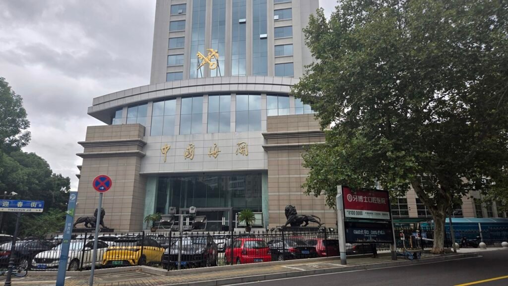 中国端清关费用:清关报关与仓储费用实报实销,从美国海运私人物品到中国的清关程序非常复杂,一般国内的报关行都无法处理,需要找像Ship2China这样在中国有专业清关执照且有私人物品清关经验的公司处理,进口到中国的私人行李私人物品家具需要的清关文件如下:(1)旅客本人有效进出境证件,(2)本人实际进出境记录,(3)《中华人民共和国海关进出境人员行李物品申报单》,应由本人签名确认,并在通关时交由现场海关盖章及签注已使用的免税额度,(4)旅客居留证件,(5)提运单:承运分运行李的物流公司提供的各类提货凭证,如分运行李通过国际邮件方式运输,需提供邮件详情单号等必要信息及凭证。(6)装箱单:根据分运行李实际情况提供的包含物品品名、件数、品牌、价格等信息的清单说明,(7)委托书,(8)《中华人民共和国海关进出境自用物品申报单》,(9)分运行李含有涉及其他相关部门许可证件的物品的,需要提供相应证件且符合进境行李物品免税限量表中之规定。