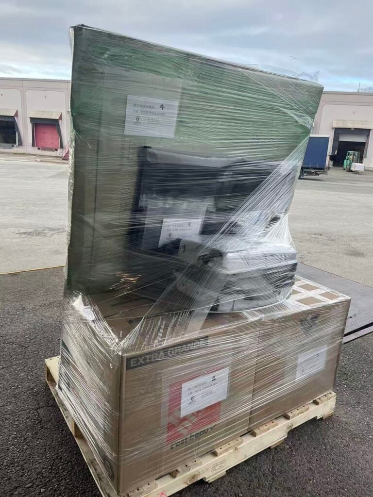 基于客户林先生约30-40 CBM（立方米）的货量，Ship2China提供了详细的洛杉矶海运回国价格预估： - 洛杉矶海运回国基本运费：$350–$500/CBM（含洛杉矶港至厦门港海运费、码头操作、吊柜、保险等），整柜折扣30-40%。 - 美国端服务费：上门打包搬运（$120/小时）、出口报关文件费（$200） - 中国端费用：中国厦门港清关、拆柜、还柜、港口托运、仓储、送货上门等（实报实销），Ship2China专业个人物品清关申报确保符合免税规定或仅缴交最低关税。 - 潜在查验费：美国海关抽查概率约1/10，X光查验约$100–$200/CBM，人工开柜则可能达$200–$400/CBM（Ship2China会协助准备合规文件以降低美国海关查验风险） 尽管存在港口海关查验可能性，但Ship2China的40尺整柜集装箱海运回国报价仍比市场普遍价格便宜5%-10%以上，整体性价比极高。