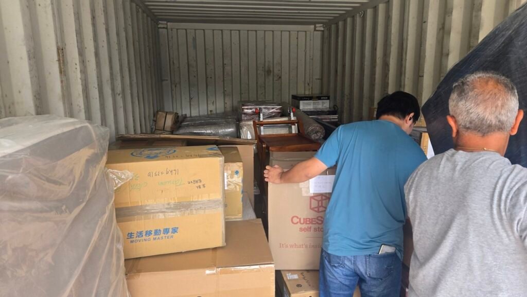 美国海运回国时间要多久呢?Ship2China可从美国西岸各主要港口(洛杉矶、旧金山、西雅图)出口,目的地覆盖中国各大港口,包括上海、宁波、青岛、天津、福州、厦门、广州、深圳等。整体海运时程估算如下: - 美国洛杉矶港口报关:约1–2周 - 海上运输:约4–5周 - 国内上海清关:约1–2周 - 两地取送货:约1–2天 全程海运回国时间预计约1-2个月,王先生有充分时间可以提前安排好南京的新居布置。 美国海运回国时间要多久呢?Ship2China可从美国西岸各主要港口(洛杉矶、旧金山、西雅图)出口,目的地覆盖中国各大港口,包括上海、宁波、青岛、天津、福州、厦门、广州、深圳等。整体海运时程估算如下: - 美国洛杉矶港口报关:约1–2周 - 海上运输:约4–5周 - 国内上海清关:约1–2周 - 两地取送货:约1–2天 全程海运回国时间预计约1-2个月,王先生有充分时间可以提前安排好南京的新居布置。
