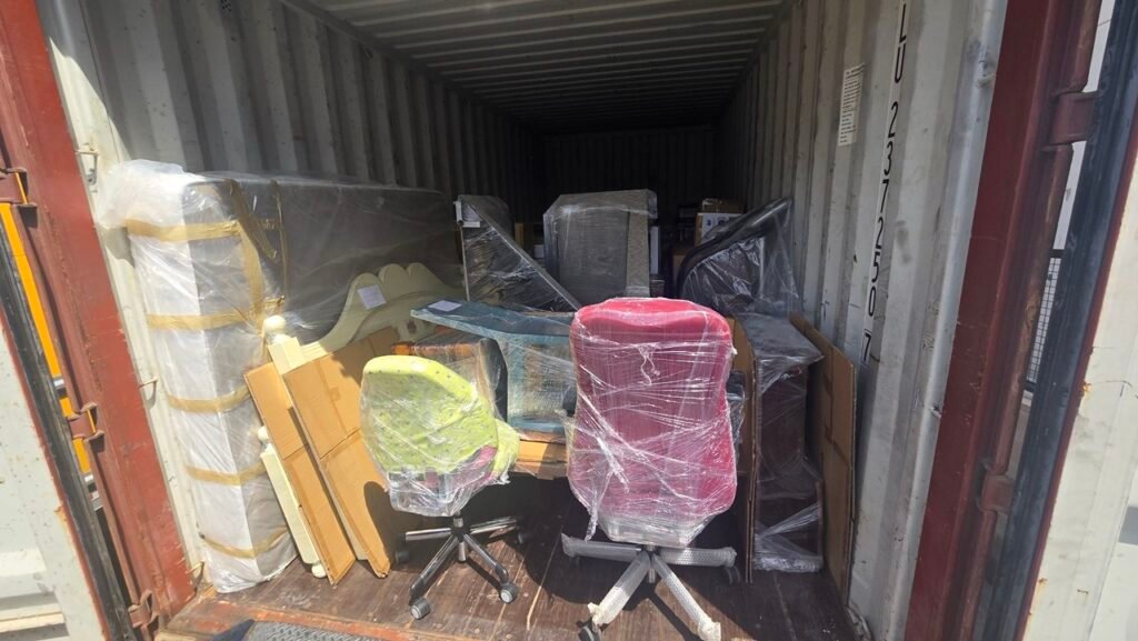美国海运回国时间要多久呢?Ship2China可从美国西岸各主要港口(洛杉矶、旧金山、西雅图)出口,目的地覆盖中国各大港口,包括上海、宁波、青岛、天津、福州、厦门、广州、深圳等。整体海运时程估算如下: - 美国洛杉矶港口报关:约1–2周 - 海上运输:约4–5周 - 国内上海清关:约1–2周 - 两地取送货:约1–2天 全程海运回国时间预计约1-2个月,王先生有充分时间可以提前安排好南京的新居布置。