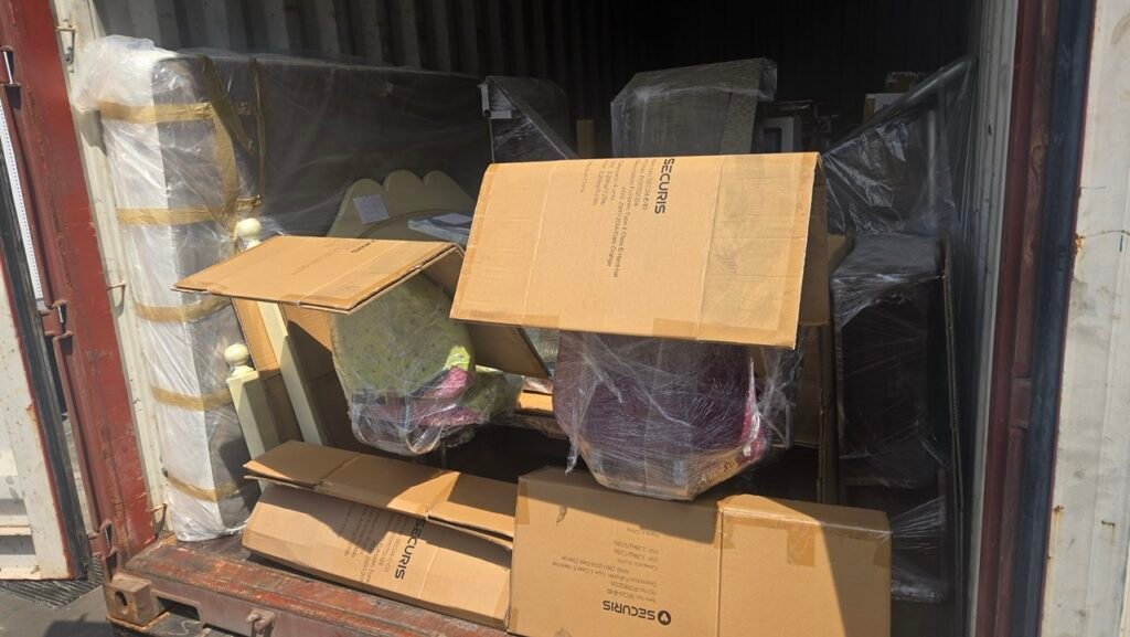 美国海运回国时间要多久呢?Ship2China可从美国西岸各主要港口(洛杉矶、旧金山、西雅图)出口,目的地覆盖中国各大港口,包括上海、宁波、青岛、天津、福州、厦门、广州、深圳等。整体海运时程估算如下: - 美国洛杉矶港口报关:约1–2周 - 海上运输:约4–5周 - 国内上海清关:约1–2周 - 两地取送货:约1–2天 全程海运回国时间预计约1-2个月,王先生有充分时间可以提前安排好南京的新居布置。