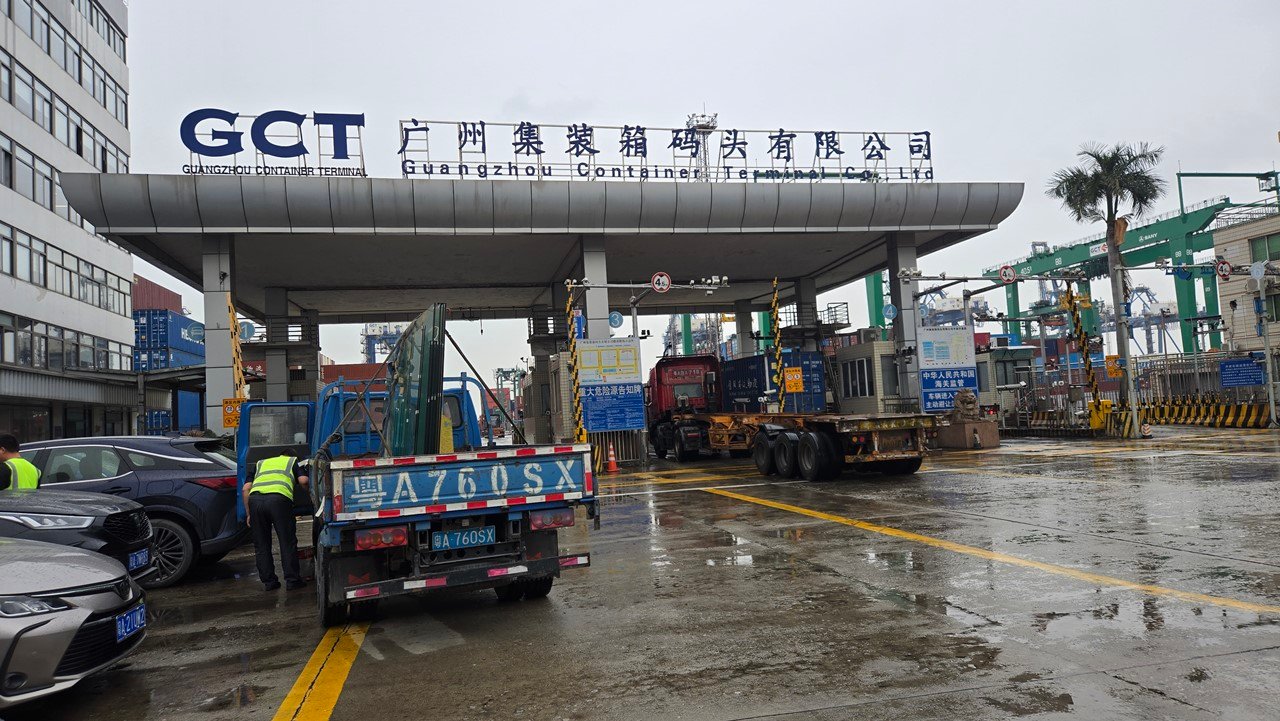 Ship2China私人物品广州深圳港清关仓保税储服务，中国的私人行李私人物品家具需要的清关文件如下：（1）旅客本人有效进出境证件，（2）本人实际进出境记录，（3）中华人民共和国海关进出境人员行李物品申报单，应由本人签名确认，并在通关时交由现场海关盖章及签注已使用的免税额度，（4）旅客居留证件，（5）提运单：承运分运行李的物流公司提供的各类提货凭证，如分运行李通过国际邮件方式运输，需提供邮件详情单号等必要信息及凭证。（6）装箱单Packing List：根据分运行李实际情况提供的包含物品品名、件数、品牌、价格等信息的清单说明，（7）委托书，（8）中国海关进出境自用物品申报单，（9）分运行李含有涉及其他相关部门许可证件的物品的，需要提供相应证件。