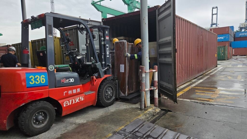 Ship2China私人物品广州深圳港清关仓保税储服务，中国的私人行李私人物品家具需要的清关文件如下：（1）旅客本人有效进出境证件，（2）本人实际进出境记录，（3）中华人民共和国海关进出境人员行李物品申报单，应由本人签名确认，并在通关时交由现场海关盖章及签注已使用的免税额度，（4）旅客居留证件，（5）提运单：承运分运行李的物流公司提供的各类提货凭证，如分运行李通过国际邮件方式运输，需提供邮件详情单号等必要信息及凭证。（6）装箱单Packing List：根据分运行李实际情况提供的包含物品品名、件数、品牌、价格等信息的清单说明，（7）委托书，（8）中国海关进出境自用物品申报单，（9）分运行李含有涉及其他相关部门许可证件的物品的，需要提供相应证件。