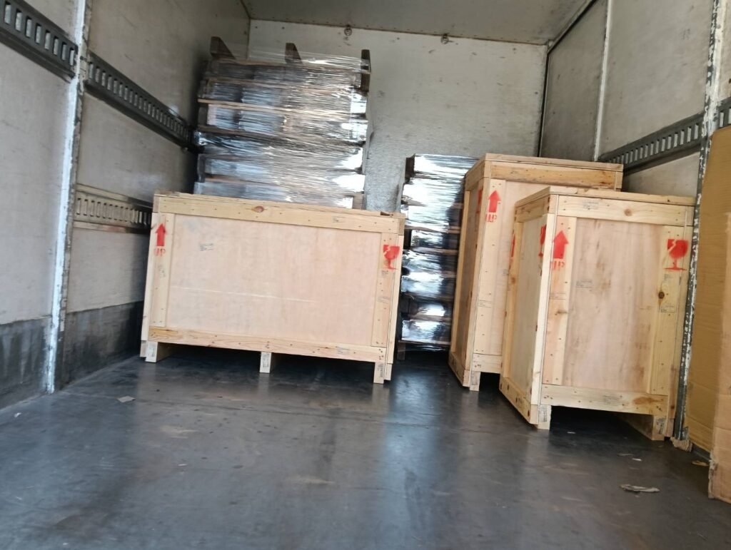 海运木箱回国注意事项： 1、中国海关认可哪个单位出具的熏蒸证明？ 2、是装好设备货物进木箱后再去开立这个证明还是可以把木箱先送去打证明？ 3、这个熏蒸证明是每个木箱需要单独出具一份还是一批货多个木箱可以共用一份？ 4. 哪些材质的包装箱可以免熏蒸证明？ 回答如下： 根据中国海关总署《出境货物木质包装检疫处理管理办法》（国家质量监督检验检疫总局令第69号及海关总署关于修改部分规章的决定及2018年5月29日海关总署令第240号）有关规定： 一、木质包装是指用于承载、包装、铺垫、支撑、加固货物的木质材料，如木板箱、木条箱、木托盘、木框、木桶、木轴、木楔、垫木、枕木、衬木等。经人工合成或者经加热、加压等深度加工的包装用木质材料（如胶合板、纤维板等）除外。薄板旋切芯、锯屑、木丝、刨花等以及厚度等于或者小于6mm的木质材料除外。上述木质包装需要经热处理或者熏蒸处理方可出口。 二、木质包装使用企业可以从获得资质的标识加施企业购买木质包装,并要求标识加施企业提供海关出具的《熏蒸/消毒证书》。 三、美国属于病虫害线虫疫区，即使有熏蒸证明还是要在中国送检疫局检验。