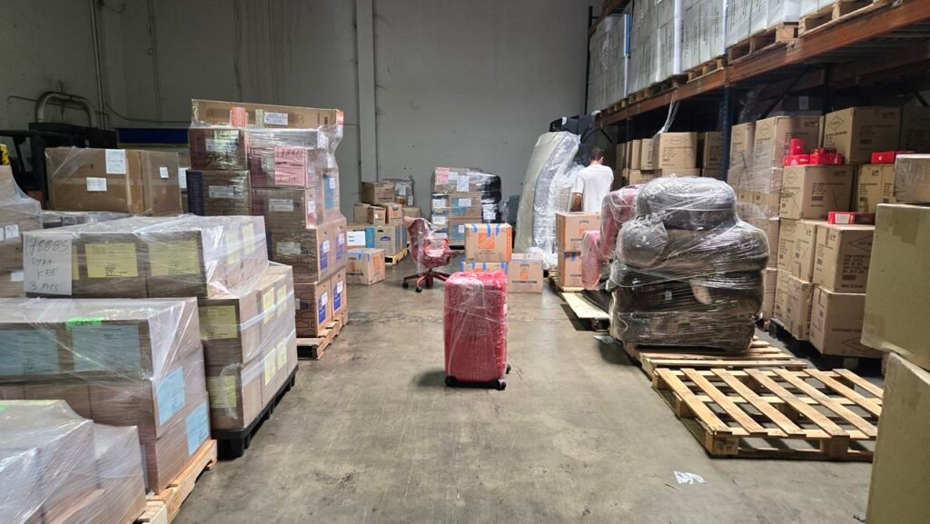 私人行李物品进口运回国清关注意事项,从美国或加拿大海运私人物品到中国的清关程序极其复杂,一般国内的报关行只能处理一搬货物,无法处理进境私人物品,Ship2China在中国拥有专业清关执照(营业执照代码:91350200MADMJBPG4T),拥有极其完善的国际海运订舱与供应链合规体系,Ship2China曾协助许多从美国搬家到中国的客户准备中国长居签证清关,由于客户持有美国护照,必须符合:中国一年以上签证、最后一次进境到报关不超过半年、签证居留地当地海关签发的申请表、物品不超过合理自用数量等规定。 选择Ship2China国际海运搬家公司理由总结,比起竞争对手,Ship2China海运公司的核心优势在于:
1. 合法合规,美国中国两国直营:中美两地均有自有公司,避免转包分包代理厂商权责不清沟通困难求偿不易出事不管,Ship2China全程由自有公司承担运送,合法合规权责清楚货物损失赔偿容易。
2. 报关清关实力雄厚:熟悉美国及中国海关对进境分离运输私人行李的清关及免税规定,中国执照报关行直接处理,清关顺畅且合法合规避免高额关税。
3. 专业包装,全额保险:针对钢琴、艺术品、全屋家具提供美国标准重型包装,全程投保高额货物保险。
4. 价格透明,绝不加*:以立方米CBM计费,清楚易懂童叟无欺,签订符合美国及中国法律规范的国际搬家合同,价格合理且不会中途加价。
5. 美国中国直达快船时效领先:海运回国时间比同业短1-2个月,让客户更快拿到家当。