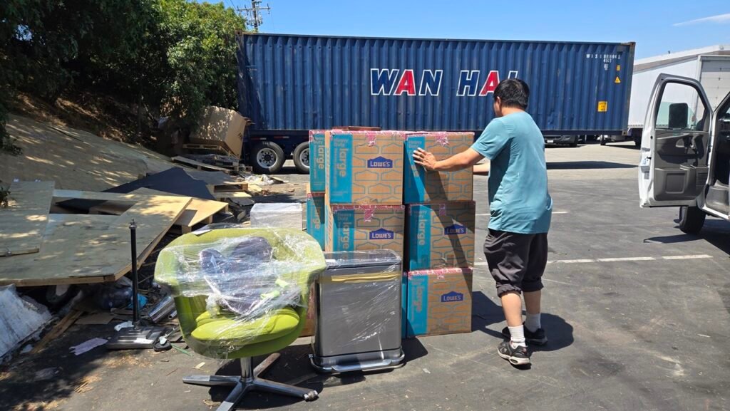 海运搬家回国价格明细表,在美国海运到中国价格计算上,Ship2China采用透明且对客户有利且简单的体积计费模式,海运回国价格计算方式不限大小、重量、形状,也不限包装材质及件数,海运集装箱价格与单箱运费脱钩,完全以1 CBM(一立方公尺)体积计费公式,其他厂商比较常用重量方式,对于消费者来说,重量计费方式常常造成客户抱怨主因,原因就是因为重量计费常常出现天价海运费用,以体积计费方式清楚易懂,1 CBM立方米的堆叠空间为:长100 × 宽100 × 高100 cm,例如在美国家居卖场Home Depot或Lowes买的27x15x16吋大箱子,约7箱就是1 CBM,如果8箱算多少钱呢?Ship2China不会对客户斤斤计较,还是可以算1 CBM计算海运价格;1 CBM如果用小箱子可以装10几箱,客户可以用任何尺寸大小的新的或旧的纸箱或塑胶箱都可以,东西越多、重量越重,海运平均价格就越便宜,以西雅图海运回国价格约介于美金$400-500元左右,其他还有报关清关及上门取货送货费用, 推荐Ship2China省心服务集装箱运输公司 海运搬家回国价格明细表,在美国海运到中国价格计算上,Ship2China采用透明且对客户有利且简单的体积计费模式,海运回国价格计算方式不限大小、重量、形状,也不限包装材质及件数,海运集装箱价格与单箱运费脱钩,完全以1 CBM(一立方公尺)体积计费公式,其他厂商比较常用重量方式,对于消费者来说,重量计费方式常常造成客户抱怨主因,原因就是因为重量计费常常出现天价海运费用,以体积计费方式清楚易懂,1 CBM立方米的堆叠空间为:长100 × 宽100 × 高100 cm,例如在美国家居卖场Home Depot或Lowes买的27x15x16吋大箱子,约7箱就是1 CBM,如果8箱算多少钱呢?Ship2China不会对客户斤斤计较,还是可以算1 CBM计算海运价格;1 CBM如果用小箱子可以装10几箱,客户可以用任何尺寸大小的新的或旧的纸箱或塑胶箱都可以,东西越多、重量越重,海运平均价格就越便宜,以西雅图海运回国价格约介于美金$400-500元左右,其他还有报关清关及上门取货送货费用。